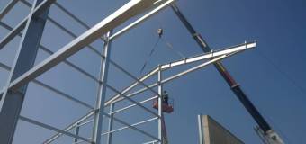 Dlaczego warto wypożyczyć dźwig z operatorem?