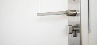 Okucia drzwiowe – klucz do estetyki i bezpieczeństwa wnętrz