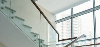 Nowoczesne balustrady szklane – elegancja i bezpieczeństwo