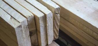 Świerkowe drewno w oprawie obrazów – Aris Zakład Szklarski