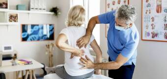 Osteopatia przy bólu kręgosłupa i napięciach — kiedy patrzy się szerzej niż na sam objaw
