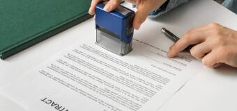 Notariusz przed podpisaniem aktu — co sprawdza, zanim dokument nabierze skutku