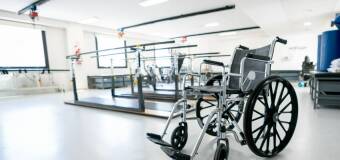 Wybór sprzętu rehabilitacyjnego - kluczowe kryteria