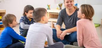 Jak lokalne inicjatywy edukacyjne łączą pomoc psychologiczną z codziennym wsparciem dzieci i młodzieży