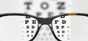Jak wysoki indeks zmienia grubość i wygląd szkieł przy silniejszych wadach wzroku