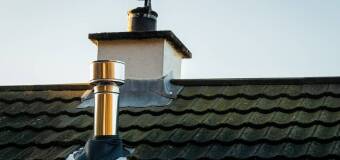 Dlaczego wysokość, przekrój i wychłodzenie komina zmieniają ciąg spalin w domu