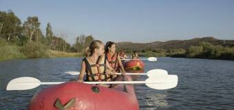 Co odróżnia zorganizowany spływ na spokojnej rzece od samodzielnego pływania