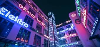 Jak szklany neon stał się znakiem miejsc z charakterem w polskich miastach