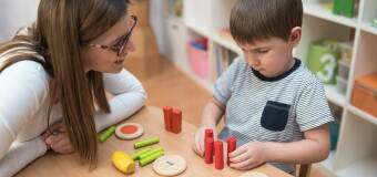 Jak lokalne przedszkole Montessori porządkuje adaptację, rytm i obserwację