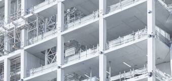 Kiedy prefabrykowane elementy betonowe skracają budowę hali, a kiedy wymagają większej koordynacji