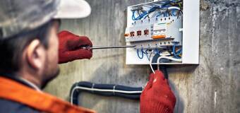 Jak zaplanować modernizację instalacji elektrycznej w biurze lub zakładzie bez przestojów