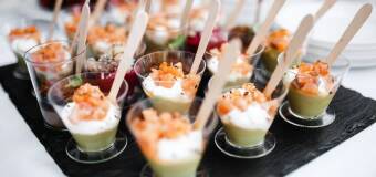 Monoporcje w stołówce firmowej — kiedy małe desery sprawdzają się w stałym cateringu