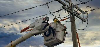 Kiedy podnośnik koszowy pomaga przy pracach na sieciach elektroenergetycznych i oświetleniu drogowym