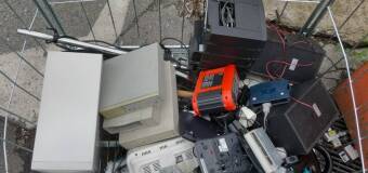 Jak przygotować złom i elektrośmieci do odbioru z posesji w Warszawie