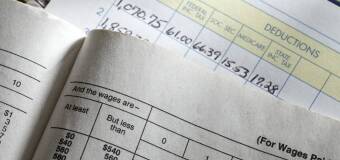 Miesięczne rozliczenia ZUS i kadr w małej firmie — jak uniknąć braków w dokumentach