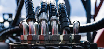 Na czym polega zakuwanie węży hydraulicznych i czy można wykonać je samodzielnie?