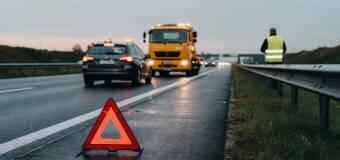 Pierwsze minuty po awarii auta na śląskiej trasie — jak zabezpieczyć miejsce i wezwać pomoc