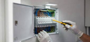 Przegląd instalacji w domu jednorodzinnym — co mówi o stanie przewodów i zabezpieczeń